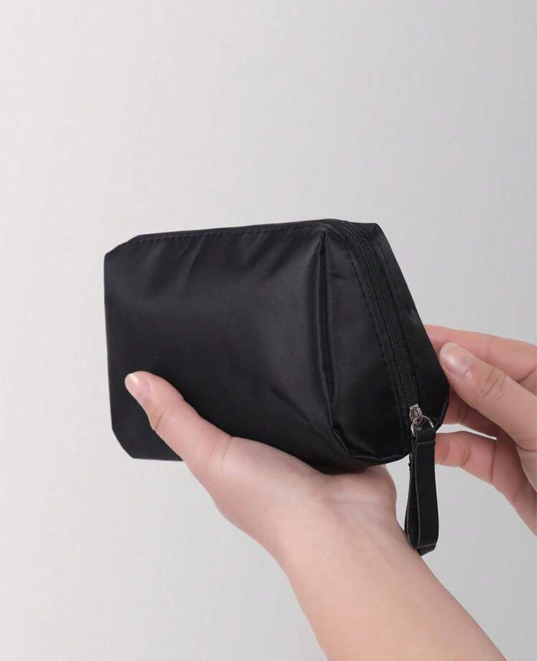 Black multi-functional bag | حقيبة مكياج صغيرة باللون الأسود