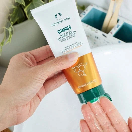 The Body Shop Vitamin C Daily Glow Cleansing Polish - 100ml | ذا بودي شوب غسول وجه يومي مضيء فيتامين سي - 100مل