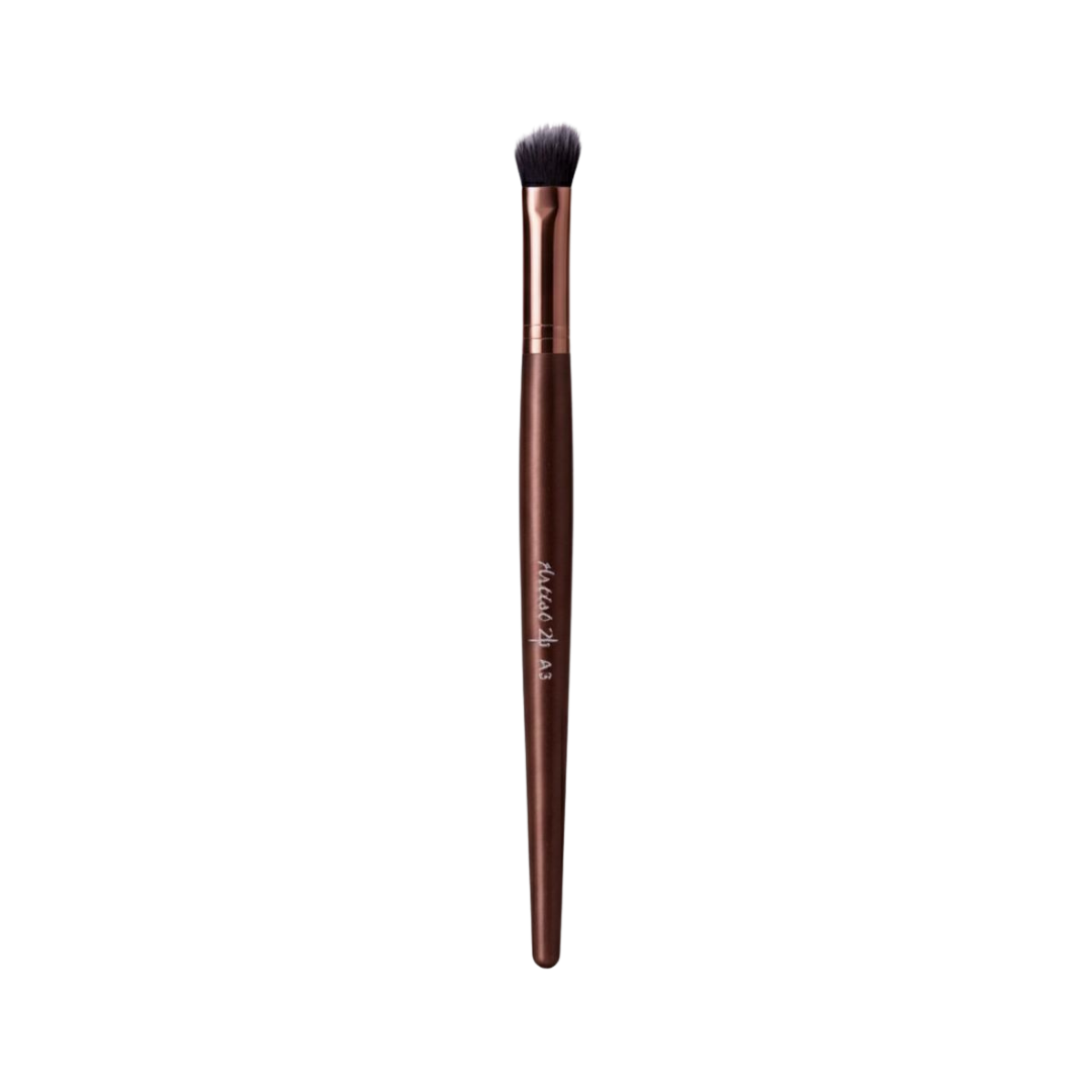 Artist 21 A3 eyeshadow brush with brown handle and rounded blending bristles.