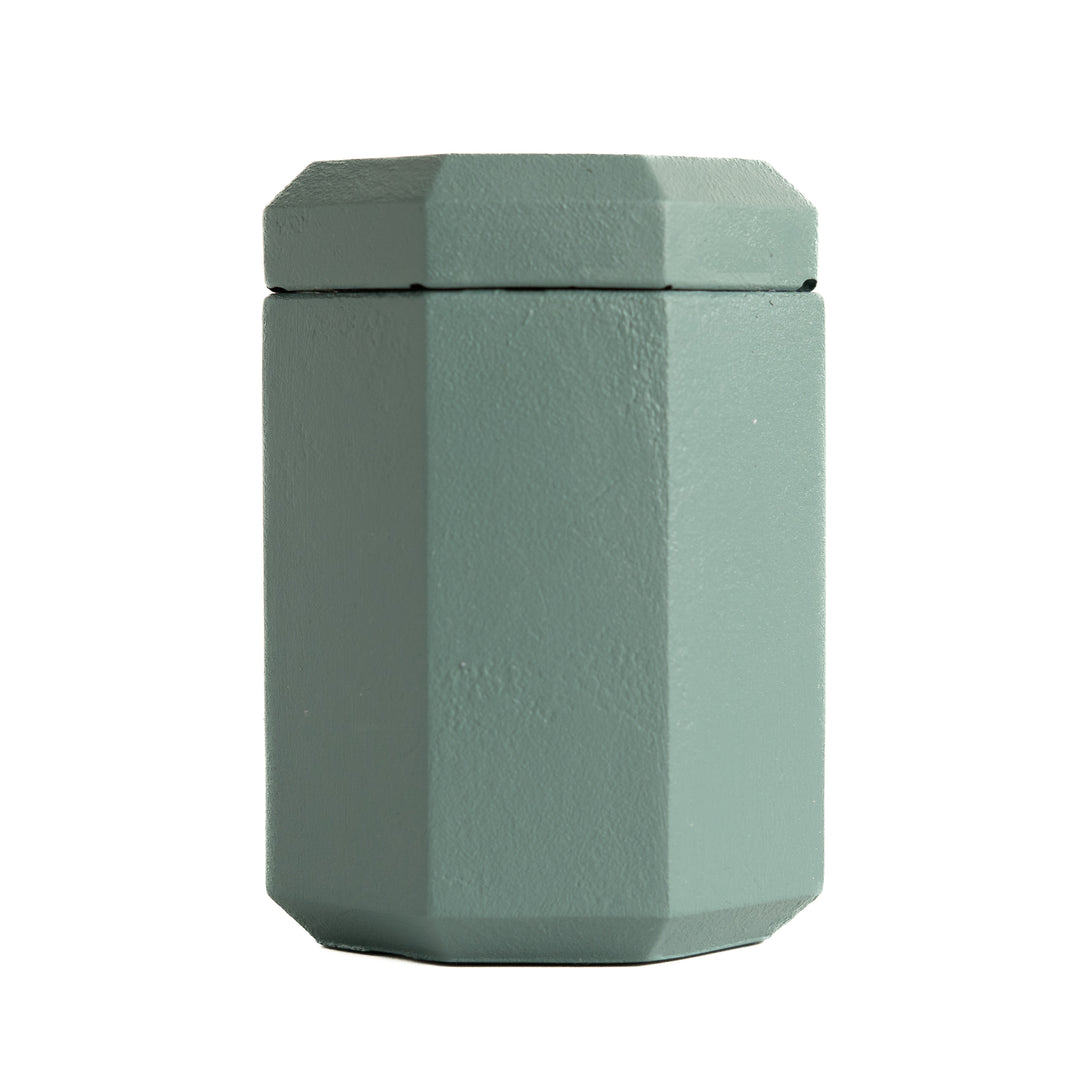 LAMSA Platinum scented candle. In a fully handcrafted concrete box.205g | شمعة لمسة المعطرة برائحة بلاتينيوم، داخل علبة كونكريت مصنوعة يدوياً بالكامل – 205 غرام