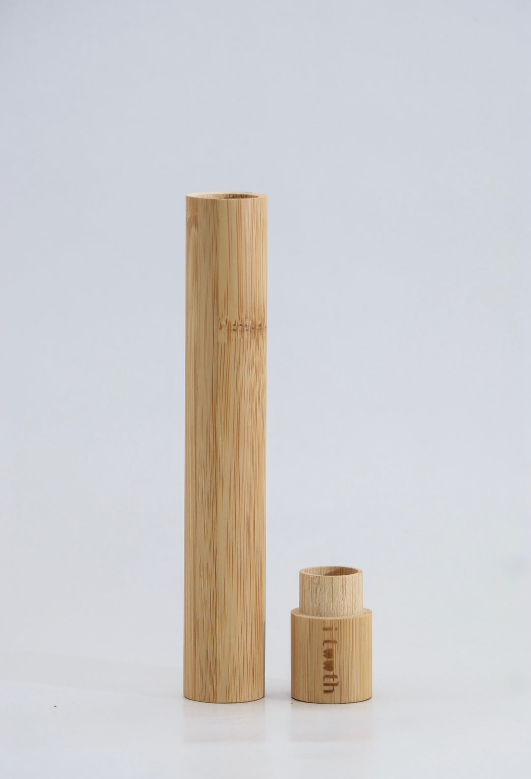 i tooth Bamboo Toothbrush Container | اي توث حافظة فرشاة الأسنان  المصنوعة من الخيزران