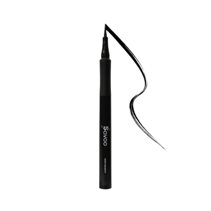 SAVOO liquid eyeliner pen, black barrel with white logo, fine felt tip, black swatch line.
