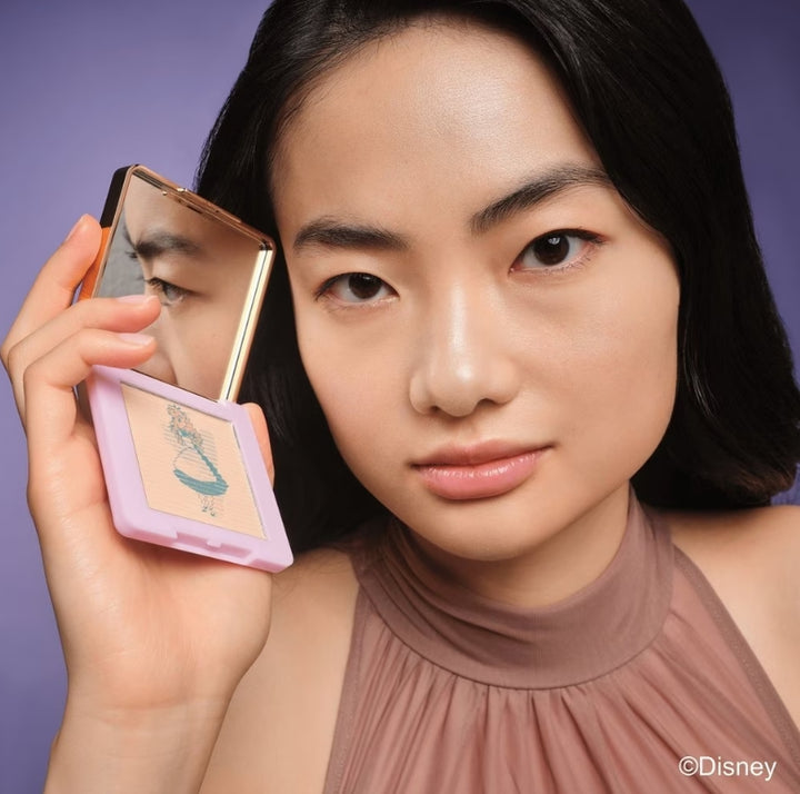 Catrice Kompakt Puder Disney Alice In Wonderland Luminizing - 6.3g | بودرة كاتريس المضغوطة المضيئة إصدار ديزني - 6.3 غرام
