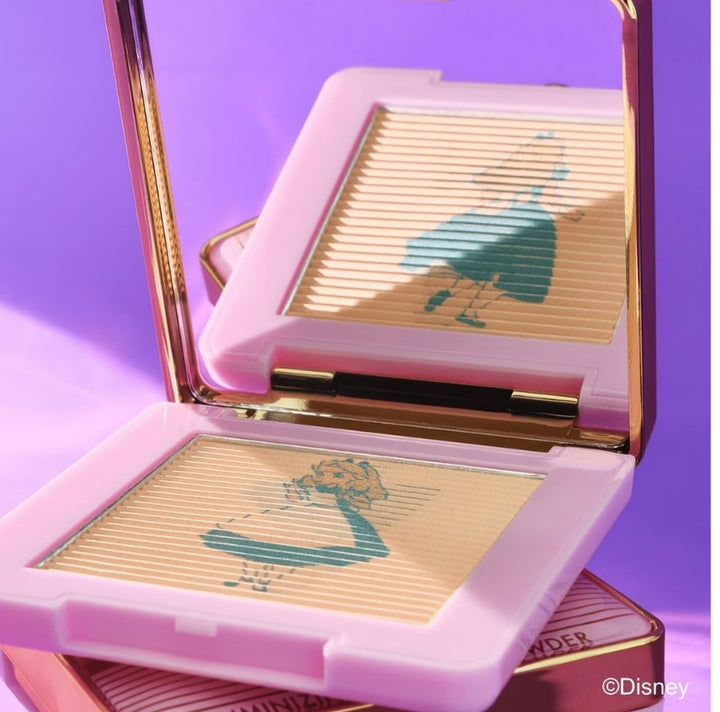 Catrice Kompakt Puder Disney Alice In Wonderland Luminizing - 6.3g | بودرة كاتريس المضغوطة المضيئة إصدار ديزني - 6.3 غرام
